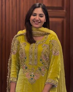 Exclusivo Traje Salwar Fendy con Bordado de Diseño Exclusivo y Dupatta, Ideal para Fiestas, Bodas y Festivales, Ropa India para Mujer - Product Image 4