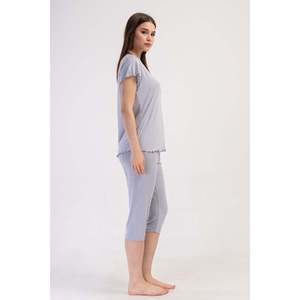 Conjunto de pantalón capri ovalado y blusa corta con lazo en el cuello de viscosa y lycra para mujer - Gris - Gris - Product Image 4