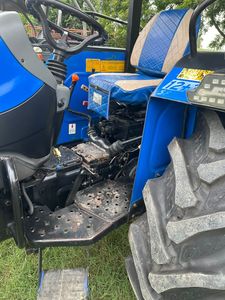 2012 pour tracteur à roues 5500 2WD 55HP Gear Drive avec longue durée de vie comprend une boîte de vitesses et des composants de moteur usagés - Product Image 2