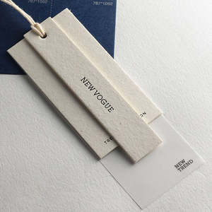 ออกแบบป้ายแขวนเสื้อผ้าหรูหรา แบรนด์สินค้า ออกแบบอุปกรณ์เสริมตามสั่ง กระดาษคราฟท์เคลือบด้าน พิมพ์ UV สีทอง ผลิตตามสั่งโดย Triotake - Product Image 1