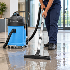 Aspirateur industriel eau et poussière CV900 avec moteur 1000W Numatic Rumphi - Product Image 1