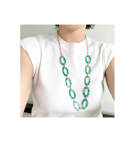 Venta al por mayor de collar de eslabones de resina de cadena de diseño moderno de calidad admirable para mujeres fiesta nocturna usando Collar para la venta - Product Image 1