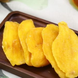 Tranches de mangue séchées semi-douces sucrées et savoureuses emballées dans un sac pour une collation pratique aux fruits et légumes - Product Image 3