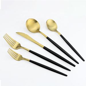 Couverts décoratifs au design élégant Couverts en métal plaqué or en acier inoxydable avec manche noir long et mince à prix raisonnable - Product Image 3