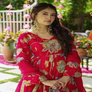 Conjunto de Sharara con Vestido Bordado de Georgette Sintética VASTRA COTTAGE, con Lentejuelas, Estampado Multicolor, Dupatta Completamente Cosida - Product Image 2