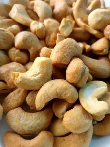 W210 Noix de cajou entières biologiques Snack frais rôtis et séchés à haut rendement et à faible casse avec haute qualité d'exportation pour usage alimentaire - Product Image 2
