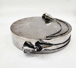 Moderna Caja de Regalo Redonda de Metal con Diseño Floral para Regalos de Ramadán, Recuerdos de Boda, Frutos Secos, Chocolate y Dulces - Product Image 1