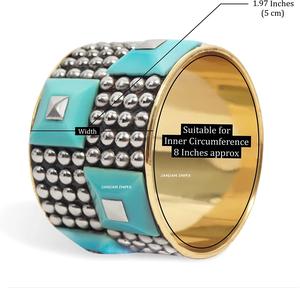 Brazalete de latón con adornos brillantes con cuentas piramidales de resina azul cielo y tachuelas de latón dorado Brazalete llamativo para mujer - Product Image 2