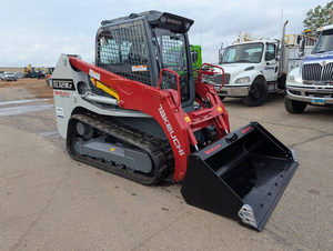 Le Takeuchi TL12R2 est un chargeur compact sur chenilles haute performance, doté d'un puissant moteur diesel. - Product Image 4
