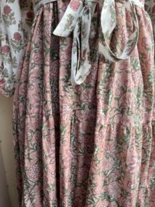 Robe longue décontractée en coton brodé de fleurs pour femmes vêtements d'été avec ceinture décoration manches longues et impression de blocs de couleurs mélangées - Product Image 4