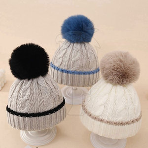 Bonnets en fourrure de qualité supérieure fabriqués pour un maximum de confort et de chaleur avec une texture pelucheuse Matériau durable et look tendance - Product Image 6