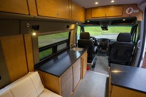 รถตู้ Mercedes-Benz Sprinter 2500 4x4 Sportsmobile ปี 2018 สภาพดี ไม่มีการตั้งราคาขั้นต่ำ วิ่ง 1,900 ไมล์ เจ้าของเดียว ระบบขับเคลื่อน 4 ล้อ ปรับแต่งเป็นรถบ้านสำหรับการเดินทางแบบออฟกริด - Product Image 5