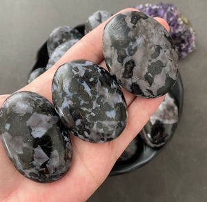 Pierre de palmier naturelle Indigo Merlinite gacro pierre puissante qui ouvre les canaux de spirituel et de compréhension roi de cristal - Product Image 4