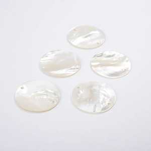 Hoja personalizable ecológica con diseño de Cruz de nácar pulido facetado, cuentas de fregona blanca - Product Image 2