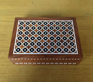 Caja Decorativa de Madera de Lujo Hecha a Mano con Intrincado Incrustado de Rejilla Geométrica Blanca sobre una Rica Veta de Madera Natural - Product Image 2