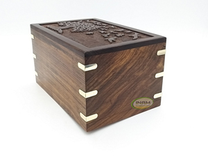 Urna Funeraria de Madera de Primera Calidad para Cenizas de Adultos, Diseño de Árbol y Pájaro con Esquinas de Latón - Product Image 4