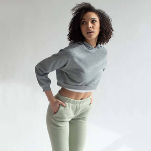 Haut court personnalisé pour femmes, pulls à capuche, fabricant OEM de manches croisées à blocs de couleurs pour automne, hiver, logo avant - Product Image 3