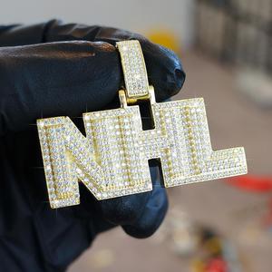 Pendentif en moissanite véritable de 4 ct, taille ronde avec forme de diamant princesse, plaqué or blanc 14 carats, design hip-hop élégant - Product Image 1