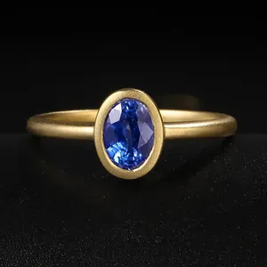 Anillo de Oro Amarillo de 18K con Zafiro Azul Natural y Baño de Rodio, Joyería Fina con Tecnología de Engaste de Bisel - Product Image 3