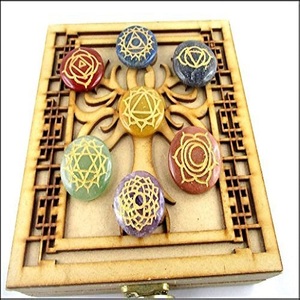 Vente en gros Cristal naturel à 7 chakras Forme ronde Guérison Reiki Ensembles Pierre à sculpter pour chakra et reiki avec boîte de KING GEMS - Product Image 1