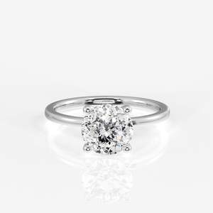 Anillo de Compromiso Petite Solitaire con Diamante Cultivado en Laboratorio de Corte Portugués en Oro de 18k - Product Image 4