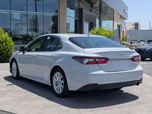 Grandes Ahorros 2023 Toyota Camry LE, un motor de cuatro cilindros de 2.5L de bajo consumo. - Product Image 4