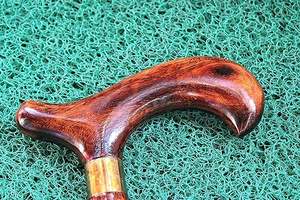 Canne de marche moderne en bois faite à la main, de haute qualité et à prix abordable, avec fonction de toucher réel, simple et de soutien pour la mobilité des personnes âgées - Product Image 3