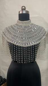 Cape Ellora ornée de perles et de paillettes, vêtement d'extérieur de soirée luxueux en nylon pour femmes - Product Image 5