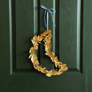 Couronne en métal feuille florale avec des motifs de feuilles réalistes disposés de manière créative pour la décoration murale de la maison - Product Image 4