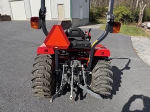 Tracteur compact Massey Ferguson 1825E 2022, 4 roues motrices, diesel, hydrostatique, chargeur frontal, prise de force arrière - Product Image 5