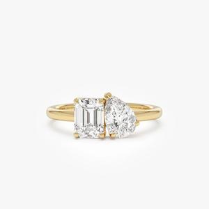 Bague de fiançailles classique en argent sterling 925 avec deux pierres, forme double, taille émeraude VVS1 et taille poire, Moissanite Toi et Moi, personnalisable - Product Image 1