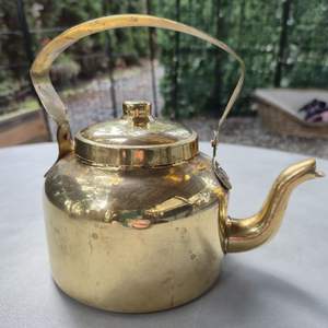 Bouilloire à thé élégante en laiton faite à la main 1,5 L, style classique pour les amateurs de thé raffinés, base lourde, distribution de chaleur supérieure, écologique - Product Image 4