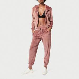 Survêtement en velours de couleur personnalisée pour femmes ensemble deux pièces avec sweats à capuche à fermeture éclair et pantalons survêtements en velours respirant pour l'hiver - Product Image 4