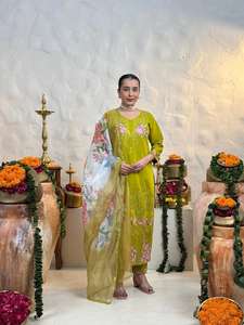 Costume en soie romaine de luxe, tenue élégante de créateur avec des usages multiples pour les fêtes, le bureau, les mariages et les festivals - Product Image 6