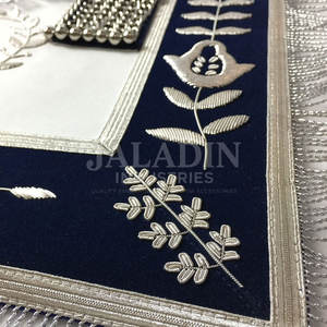 Mandil Masónico de Primera Calidad Bordado a Mano, Mandil de Past Master de Logia Azul, Mandiles de Terciopelo Blanco y Azul - Product Image 3