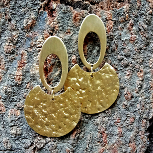 Pendientes Colgantes de Latón Hechos a Mano |   Pendientes de Media Luna Martillados |   Pendientes Geométricos Ovalados y Semicirculares, Acabado Personalizado Disponible - Product Image 3