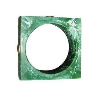 Bracelet en résine marbrée vert émeraude carré contemporain et écologique, épais, géométrique, en acrylique, avec détail clouté doré - Product Image 1