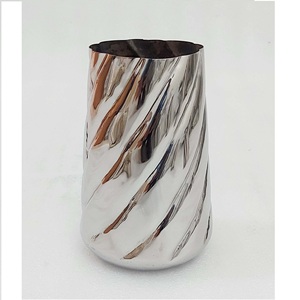 Floreros Modernos de Lujo con Acabados Pulidos de Espejo, Hechos a Mano en Acero Inoxidable Plateado Brillante, Personalizables para el Hogar, Oficina o Eventos - Product Image 6
