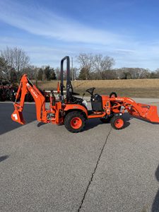 Tractor Utilitario Compacto Kubota BX23S Confiable con Cargador Frontal y Retroexcavadora, 4x4, Diésel, de Gran Potencia - Product Image 1