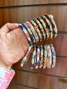 Pulseras de Brazo Hechas a Mano con Cuentas de Latón y Incrustaciones de Coral, Elaboradas por Artesanos Expertos con Técnicas Tradicionales - Product Image 3
