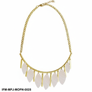 Collier statement artisanal en nacre avec franges, barre incurvée dorée, collier bib élégant, bijoux bohèmes pour femmes - Product Image 3