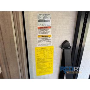 Casa Móvil Usada Fleetwood RV Flex 34J 2024 de Acero Inoxidable con Diseño Moderno y Cocina de Calidad Residencial - Product Image 3