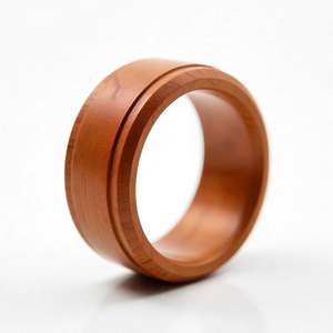Bague en bois d'acacia de qualité supérieure pour hommes bijoux écologiques légers magnifiquement polis pour mariages fiançailles et cadeaux - Product Image 2