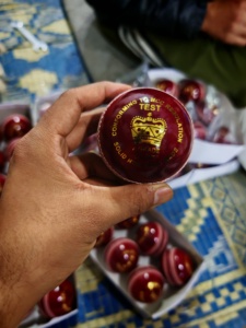Ballon de cricket officiel en cuir rouge cousu à la main - Product Image 4