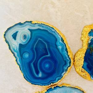 Vente en gros Dessous de verre écologique poli Love en cristal naturel bleu agate tranche de pierres précieuses plaquées or avec bords dorés Décoration intérieure - Product Image 2