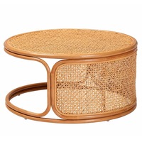 Table basse moderne et élégante Eldon en rotin tressé, écologique, durable et réglable, avec détails tissés, pour un salon chic.