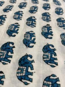 Tela de Algodón Estampada a Mano con Motivo Tradicional de Elefante en Azul Índigo sobre Base Natural - Product Image 3