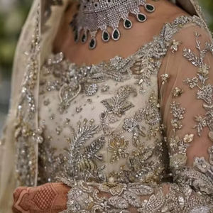 2024 veste de mariée en soie brodée lourde élégante Lehenga Dupatta vêtements de mariage avec perles de verre cristal et travail Dabka - Product Image 1