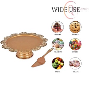 Support à gâteau en métal élégant avec des courbes raffinées, rehausse l'exposition des gâteaux pour les occasions spéciales - Product Image 3