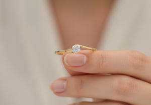 แหวนทองลายคลื่นไขว้ประดับดอกไม้ ดีไซน์หรูหรา ทันสมัย เหมาะเป็นของขวัญสำหรับงานหมั้น งานแต่งงาน และวันครบรอบสำหรับเธอ - Product Image 5